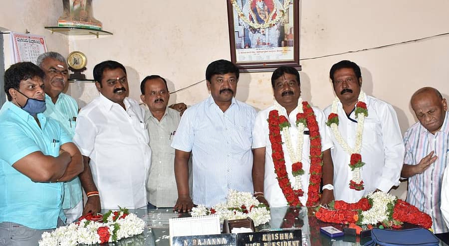 ಕೋಲಾರದಲ್ಲಿ ಬುಧವಾರ ಅರ್ಬನ್ ಕ್ರೆಡಿಟ್ ಕೋ-ಆಪರೇಟಿವ್ ಸೊಸೈಟಿ ಲಿಮಿಟೆಡ್ಗೆ ನಡೆದ ಚುನಾವಣೆಯಲ್ಲಿ ಅಧ್ಯಕ್ಷರಾಗಿ ಆಯ್ಕೆಯಾದ ವಿ.ಕೃಷ್ಣ ಮತ್ತು ಉಪಾಧ್ಯಕ್ಷರಾಗಿ ಆಯ್ಕೆಯಾದ ಎಂ.ಮುನಿರಾಜು ಅವರಿಗೆ ಮಾಜಿ ಸಚಿವ ವರ್ತೂರು ಪ್ರಕಾಶ್ ಹೂವಿನ ಹಾರ ಹಾಕಿ ಅಭಿನಂದಿಸಿದರು.