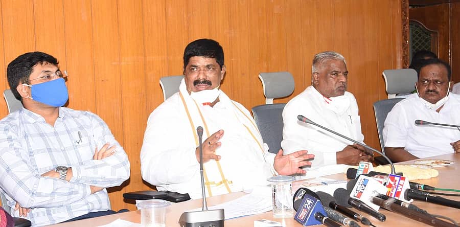 ಬೀದರ್ನ ಜಿಲ್ಲಾಧಿಕಾರಿ ಕಚೇರಿ ಸಭಾಂಗಣದಲ್ಲಿ ಬುಧವಾರ ಜಿಲ್ಲಾಮಟ್ಟದ ಇಲಾಖಾ ಪ್ರಗತಿ ಪರಿಶೀಲನಾ ಸಭೆಯಲ್ಲಿ ಆಹಾರ ನಾಗರಿಕ ಸರಬರಾಜು ಮತ್ತು ಗ್ರಾಹಕರ ವ್ಯವಹಾರಗಳ ಸಚಿವ ಕೆ.ಗೋಪಾಲಯ್ಯ ಮಾತನಾಡಿದರು