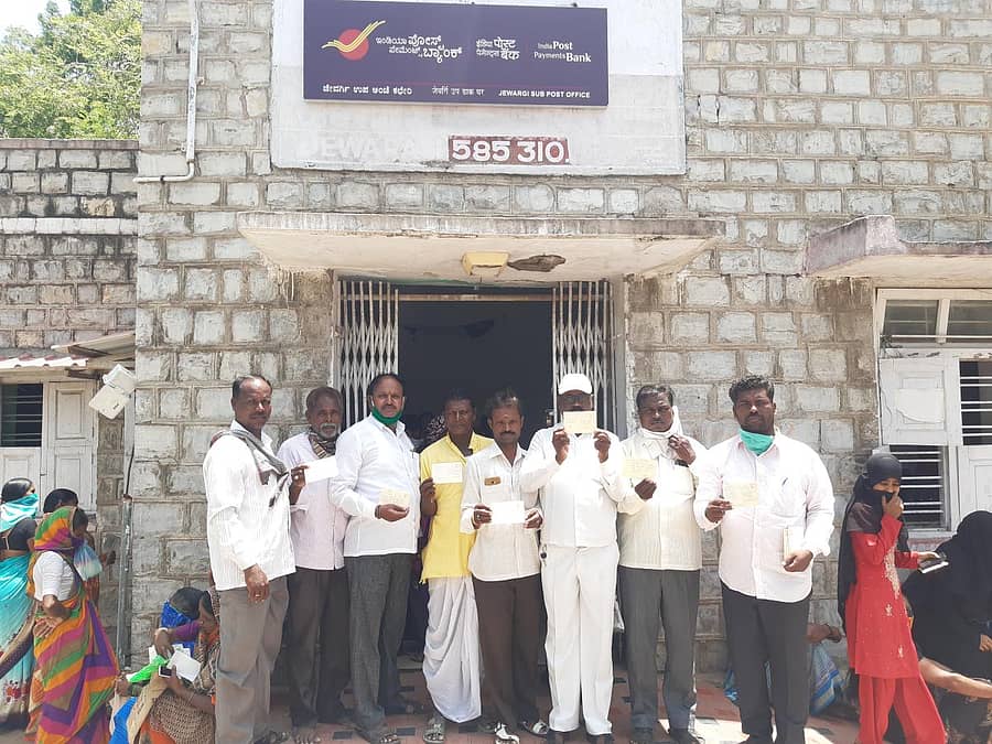 ಪರಿಶಿಷ್ಟ ಜಾತಿಯಲ್ಲಿಯೇ ಮುಂದುವರಿಸುವಂತೆ ಒತ್ತಾಯಿಸಿ ಲಂಬಾಣಿ, ಭೋವಿ, ಕೊರಚ, ಕೊರಮ ಮೀಸಲಾತಿ ಸಂರಕ್ಷಣಾ ಒಕ್ಕೂಟ ತಾಲ್ಲೂಕು ಘಟಕದ ವತಿಯಿಂದ ಬುಧವಾರ ಪತ್ರ ಚಳುವಳಿ ನಡೆಸಲಾಯಿತು