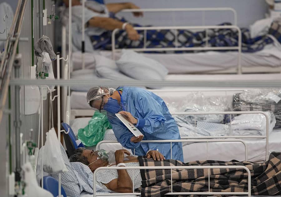 ಬ್ರೆಜಿಲ್ನ ಸ್ಯಾಂಟ್ರೋ ಅಂಡ್ರೋದ ತಾತ್ಕಾಲಿಕ ಆಸ್ಪತ್ರೆಯಲ್ಲಿ ಚಿಕಿತ್ಸೆ ಪಡೆಯುತ್ತಿರುವ ಕೋವಿಡ್ ಸೋಂಕಿತರೊಬ್ಬರು ಕುಟುಂಬಸ್ಥರೊಂದಿಗೆ ವಿಡಿಯೊ ಕಾಲ್ ಮೂಲಕ ಮಾತನಾಡುತ್ತಿರುವುದು.