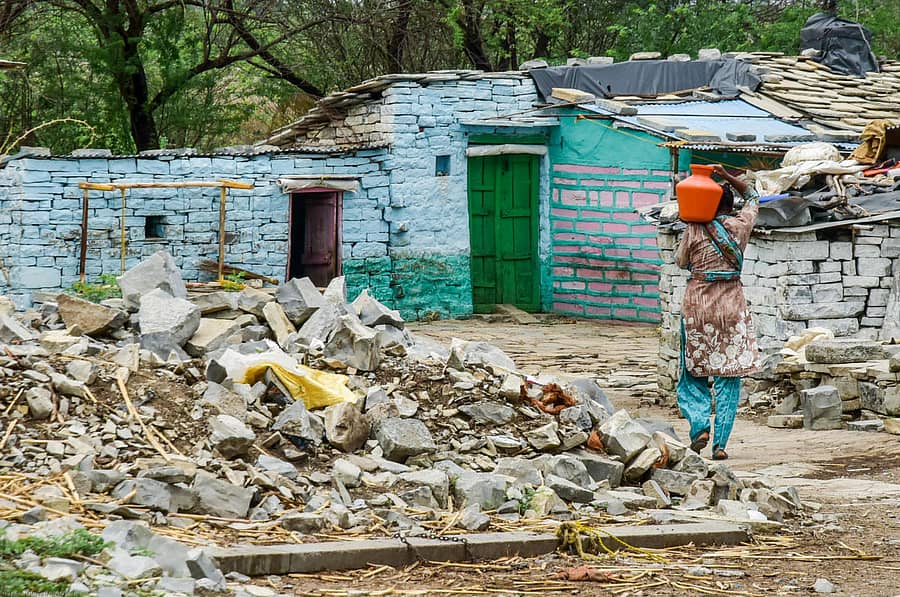 ಸೇಡಂ ತಾಲ್ಲೂಕಿನ ಇಂಜೆಪಲ್ಲಿ ಗ್ರಾಮದಲ್ಲಿ ಯುವತಿಯೊಬ್ಬರು ನೀರು ಒಯ್ಯುತ್ತಿರುವುದು–ಪ್ರಶಾಂತ್ ಎಚ್.ಜಿ/ಪ್ರಜಾವಾಣಿ ಚಿತ್ರ