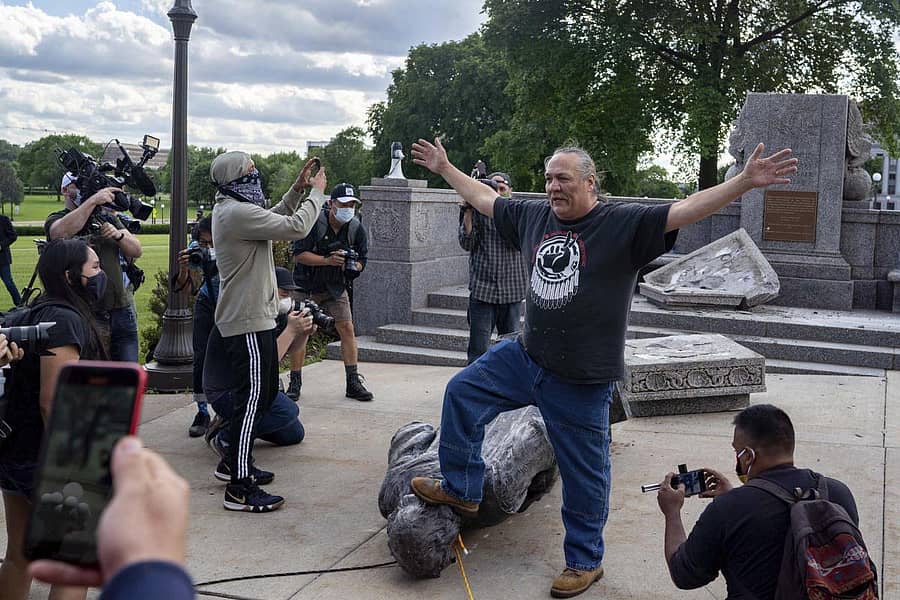 ಮಿನ್ನೆಸೋಟಾದ ರಾಜಧಾನಿ ಸೇಂಟ್ ಪೌಲ್ನಲ್ಲಿದ್ದ ಕೊಲಂಬಸ್ ಪ್ರತಿಮೆ ನೆಲಸಮಗೊಳಿಸಿದ ಬಳಿಕ ಪ್ರತಿಮೆಯ ತಲೆಯ ಮೇಲೆ ಪ್ರತಿಭಟನಕಾರರು ಕಾಲಿಟ್ಟಿರುವುದು