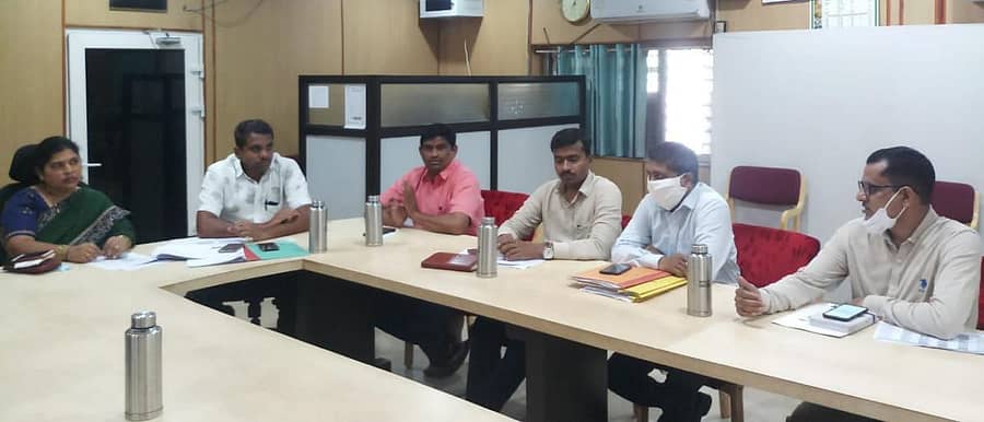 ಬೀದರ್ನಲ್ಲಿ ಗುರುವಾರ ಜಿಲ್ಲಾ ಪಂಚಾಯಿತಿ ಅಧ್ಯಕ್ಷೆ ಗೀತಾ ಪಂಡಿತರಾವ್ ಚಿದ್ರಿ ಕೃಷಿ ಇಲಾಖೆ ಅಧಿಕಾರಿಗಳ ಸಭೆ ನಡೆಸಿದರು