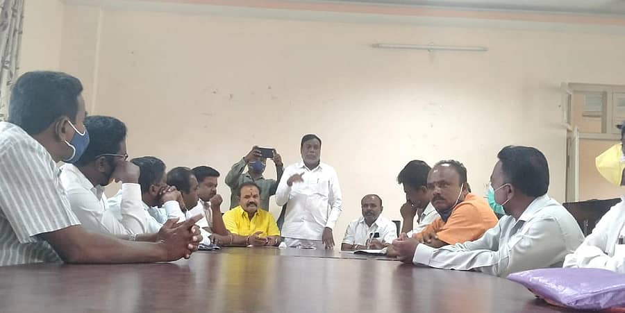 ಮುಖಂಡರ ಸಭೆಯಲ್ಲಿ ಮಾ.ಮುನಿರಾಜು ಮಾತನಾಡಿದರು