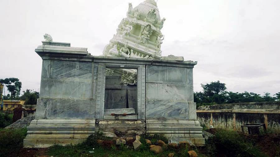 ಚನ್ನಪಟ್ಟಣ ತಾಲ್ಲೂಕಿನ ಮಳೂರುಪಟ್ಟಣದಲ್ಲಿ ಚೌಡೇಶ್ವರಿ ದೇವಾಲಯದ ಗೋಪುರ ಕುಸಿದು ಬಿದ್ದಿದೆ