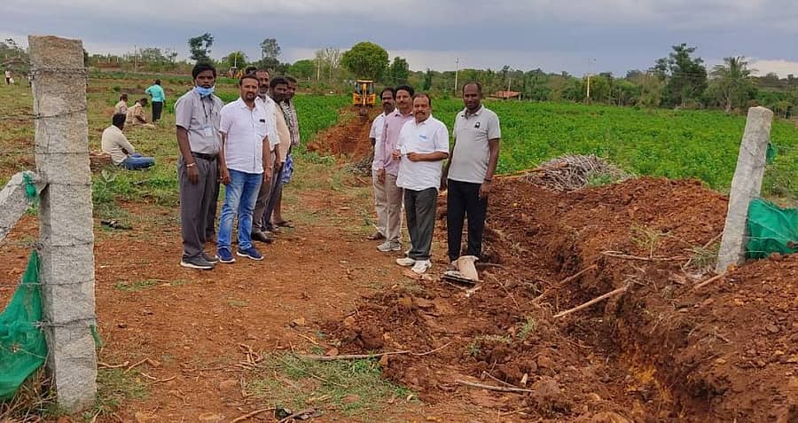 ಕೋಲಾರ ತಾಲ್ಲೂಕಿನ ಹೊಳಲಿ ಗ್ರಾಮದ ಬಳಿ ಕೋಚಿಮುಲ್‌ ಜಮೀನಿನ ಒತ್ತುವರಿಯನ್ನು ಗುರುವಾರ ತೆರವುಗೊಳಿಸಲಾಯಿತು.
