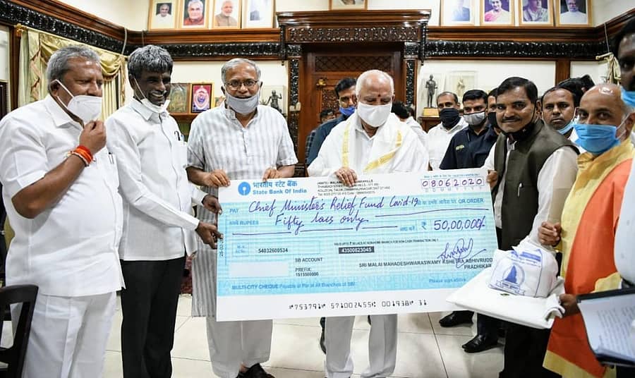 ಮುಖ್ಯಮಂತ್ರಿ ಬಿ.ಎಸ್.ಯಡಿಯೂರಪ್ಪ ಅವರಿಗೆ ₹50 ಲಕ್ಷದ ಚೆಕ್ ಹಸ್ತಾಂತರಿಸಲಾಯಿತು