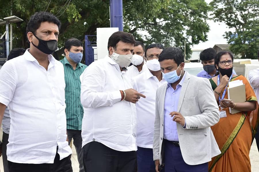 ಒತ್ತುವರಿಯಾಗಿರುವ ಬಿಬಿಎಂಪಿ ಜಾಗವನ್ನು ಮೇಯರ್ ಎಂ.ಗೌತಮ್ ಕುಮಾರ್ ಗುರುವಾರ ಪರಿಶೀಲಿಸಿದರು. ಉಪಮೇಯರ್ ಸಿ.ಆರ್.ರಾಮಮೋಹನರಾಜು ಬೆಂಗಳೂರು ದಕ್ಷಿಣ ಉಪವಿಭಾಗಾಧಿಕಾರಿ ಡಾ.ಎಂ.ಜಿ.ಶಿವಣ್ಣ ಹಾಗೂ ಬಿಬಿಎಂಪಿ ದಕ್ಷಿಣ ವಲಯದ ಉಪ ಆಯುಕ್ತರಾದ ಲಕ್ಷ್ಮೀದೇವಿ ಇದ್ದಾರೆ