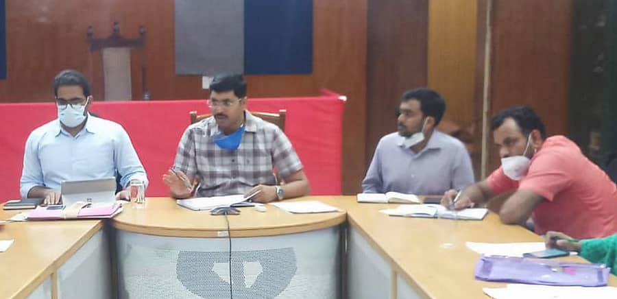 ಬೀದರ್ನ ಜಿಲ್ಲಾಧಿಕಾರಿ ಕಚೇರಿ ಸಭಾಂಗಣದಲ್ಲಿ ಗುರುವಾರ ನಡೆದ ಕೋವಿಡ್ 19 ನಿಯಂತ್ರಣ ಸಭೆಯಲ್ಲಿ ಜಿಲ್ಲಾಧಿಕಾರಿ ರಾಮಚಂದ್ರನ್ ಆರ್.ಮಾತನಾಡಿದರು. ಗ್ಯಾನೇಂದ್ರಕುಮಾರ ಗಂಗ್ವಾರ್, ಅಕ್ಷಯ ಶ್ರೀಧರ್ ಹಾಗೂ ರುದ್ರೇಶ ಘಾಳಿ ಇದ್ದಾರೆ