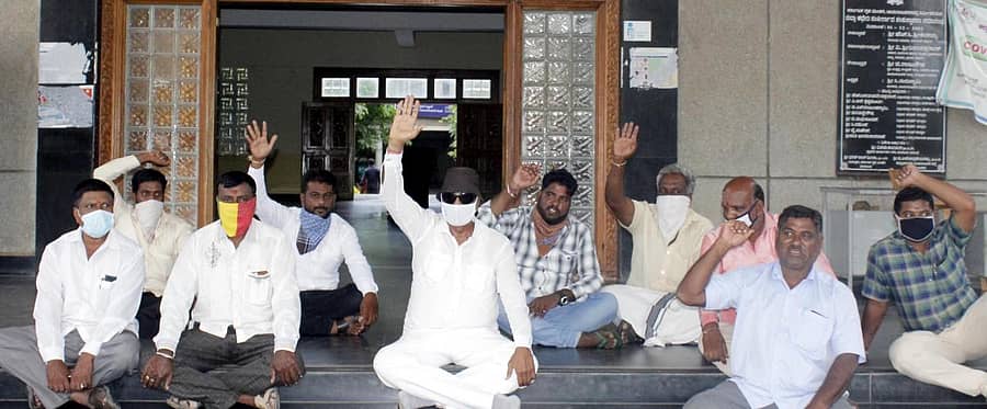 ವಾಟಾಳ್ ನಾಗರಾಜ್ ಹಾಗೂ ಬೆಂಬಲಿಗರು ಜಿಲ್ಲಾಡಳಿತ ಭವನದ ಎದುರು ಪ್ರತಿಭಟನೆ ನಡೆಸಿದರು