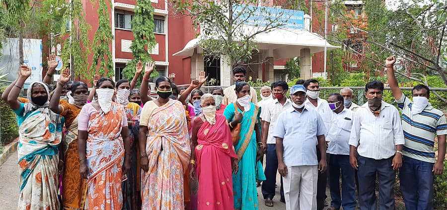 ಮದ್ಯ ಮಾರಾಟ ನಿಲ್ಲಿಸುವಂತೆ ಸತ್ಯಮಂಗಲ ಗ್ರಾಮಸ್ಥರು ಜಿಲ್ಲಾಧಿಕಾರಿ ಕಚೇರಿ ಎದುರು ಪ್ರತಿಭಟಿಸಿದರು