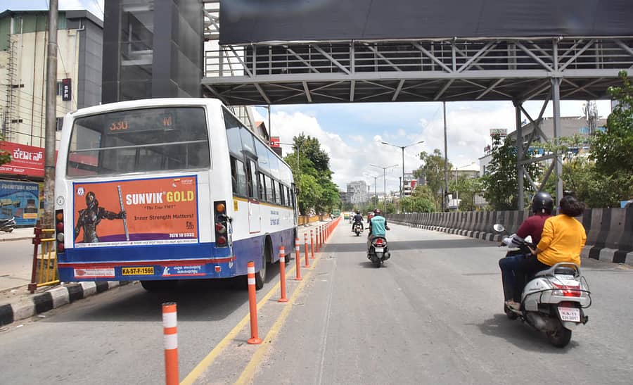 ಬೆಂಗಳೂರಿನ ರಸ್ತೆಯೊಂದರಲ್ಲಿ ಸಂಚರಿಸಿದ ಬಿಎಂಟಿಸಿ ಬಸ್ –ಪ್ರಜಾವಾಣಿ ಚಿತ್ರ