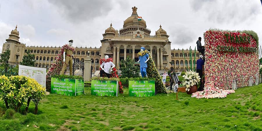 ವಿಧಾನಸೌಧದ ಮುಂಭಾಗ ಹೂವುಗಳಲ್ಲಿ ಅರಳಿ ನಿಂತ ಕೊರೊನಾ ಸೇನಾನಿಗಳು –ಪ್ರಜಾವಾಣಿ ಚಿತ್ರ
