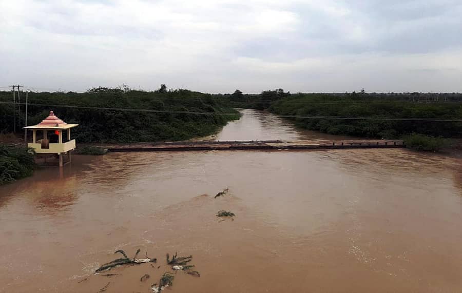 ವಿಜಯಪುರ ಜಿಲ್ಲೆಯ ತಾಳಿಕೋಟೆಯ ಡೋಣಿ ನದಿಗೆ ಅಡ್ಡಲಾಗಿ ನಿರ್ಮಿಸಲಾದ ಸೇತುವೆ ಜಲಾವೃತವಾಗಿ ಸಂಚಾರಕ್ಕೆ ಅಡ್ಡಿಯಾಗಿತ್ತು