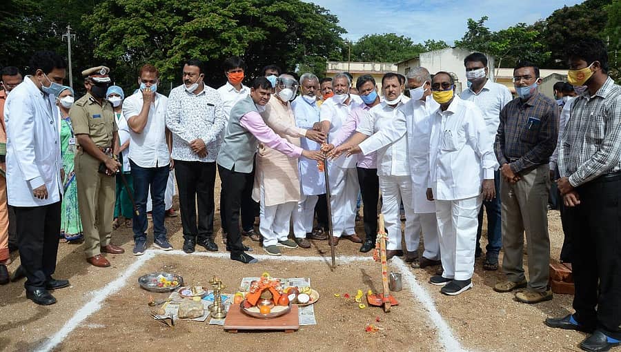 ದಾವಣಗೆರೆಯ ಚಿಗಟೇರಿ ಜಿಲ್ಲಾ ಆಸ್ಪತ್ರೆಯ ಆವರಣದಲ್ಲಿ ಉಸ್ತುವಾರಿ ಸಚಿವ ಬೈರತಿ ಬಸವರಾಜ ಅವರು ವೃದ್ಧರ ಆರೈಕೆ ಕೇಂದ್ರ(ಜಿರಿಯಾಟ್ರಿಕ್ ವಾರ್ಡ್‌)ದ ಕಾಮಗಾರಿಗಾಗಿ ಶುಕ್ರವಾರ ಭೂಮಿ ಪೂಜೆ ಮಾಡಿದರು.
