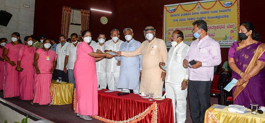 ದಾವಣಗೆರೆ ಜಿಲ್ಲಾಡಳಿತ ಭವನದಲ್ಲಿ ಶುಕ್ರವಾರ ಸಹಕಾರ ಸಚಿವ ಎಸ್‌.ಡಿ. ಸೋಮಶೇಖರ್‌ ಹಾಗೂ ಜಿಲ್ಲಾ ಉಸ್ತುವಾರಿ ಸಚಿವ ಬೈರತಿ ಬಸವರಾಜ ಅವರು ಆಶಾ ಕಾರ್ಯಕರ್ತೆಯರಿಗೆ ಪ್ರೋತ್ಸಾಹಧನದ ಚೆಕ್‌ ವಿತರಿಸಿದರು.