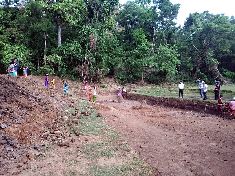 ಜೊಯಿಡಾ ತಾಲ್ಲೂಕಿನಲ್ಲಿ ಕೆರೆಗಳ ಹೂಳೆತ್ತುವ ಕಾರ್ಯ ಭರದಿಂದ ಸಾಗಿದೆ