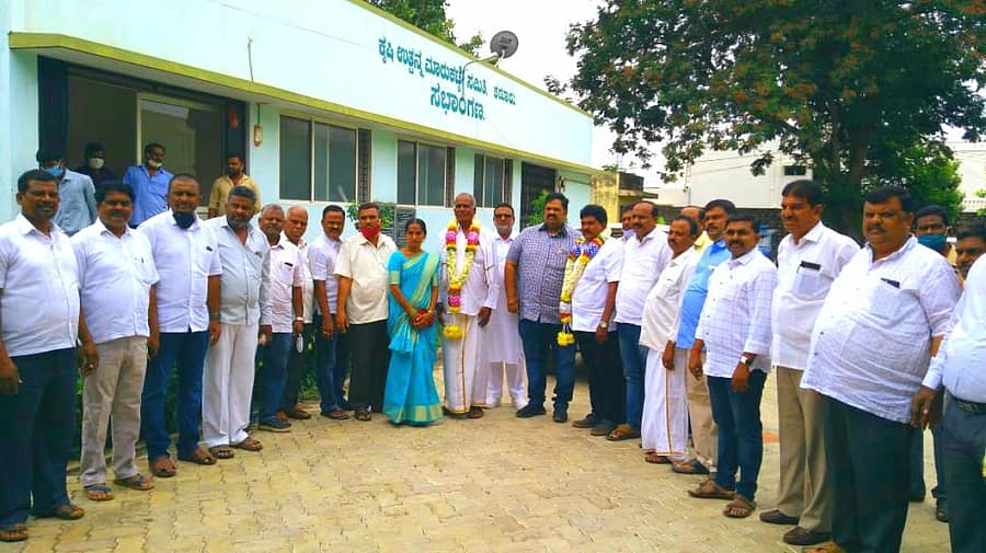 ಕಡೂರು ಎಪಿಎಂಸಿ ಅಧ್ಯಕ್ಷರಾಗಿ ಆಯ್ಕೆಯಾದ ಲಕ್ಕಣ್ಣ ಅವರನ್ನು ಶಾಸಕ ಬೆಳ್ಳಿಪ್ರಕಾಶ್ ಮತ್ತಿತರರು ಅಭಿನಂದಿಸಿದರು.