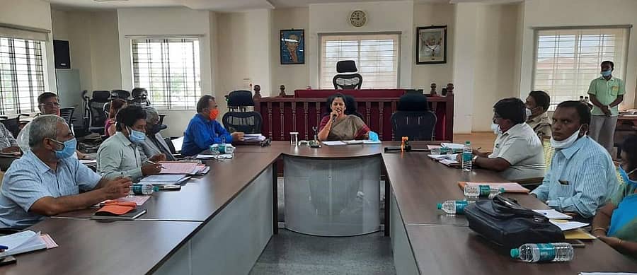 ಎಸ್ಸೆಸ್ಸೆಲ್ಸಿ ಪರೀಕ್ಷೆ ಸಿದ್ಧತೆ ಸಂಬಂಧ ಜಿಲ್ಲಾಧಿಕಾರಿ ಸಿ.ಸತ್ಯಭಾಮ ಕೋಲಾರದಲ್ಲಿ ಶುಕ್ರವಾರ ಶಿಕ್ಷಣ ಇಲಾಖೆ ಅಧಿಕಾರಿಗಳ ಸಭೆ ನಡೆಸಿದರು.