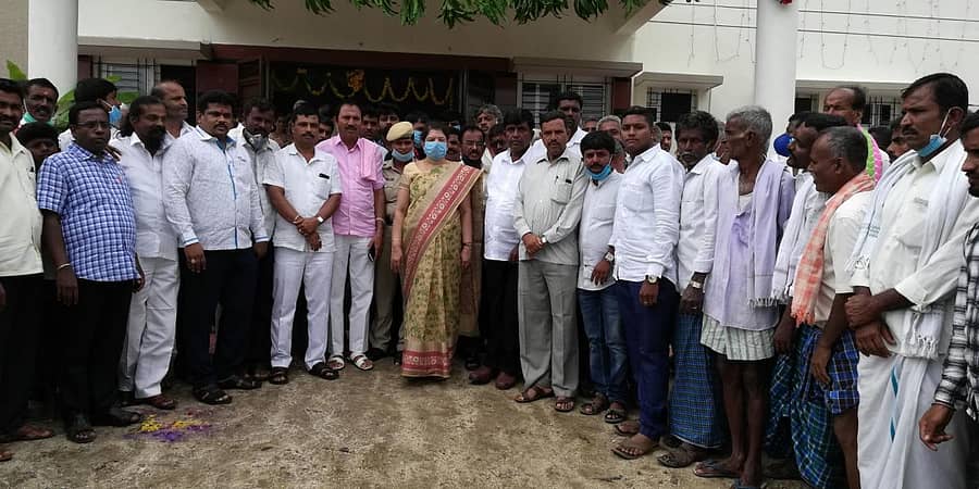 ಕಲ್ಲನಕುಪ್ಪೆ ಸರ್ಕಾರಿ ಆಸ್ಪತ್ರೆ ಉದ್ಘಾಟಿಸಿದ ಶಾಸಕಿ ಅನಿತಾ ಕುಮಾರಸ್ವಾಮಿ ಅವರೊಂದಿಗೆ ಮುಖಂಡರು