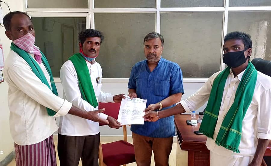 ಲಾಕ್‌ಡೌನ್‌ ಅವಧಿಯಲ್ಲಿ ನಷ್ಟ ಅನುಭವಿಸಿದ ಅರ್ಹ ರೈತರಿಗೆ ಪರಿಹಾರ ನೀಡಬೇಕು ಎಂದು ಒತ್ತಾಯಿಸಿ ರೈತ ಸಂಘದ ಮುಖಂಡರು ತೋಟಗಾರಿಕೆ ಸಹಾಯಕ ನಿರ್ದೇಶಕ ವಿಶ್ವನಾಥ ಪಾಟೀಲ ಅವರಿಗೆ ಮನವಿ ಸಲ್ಲಿಸಿದರು 