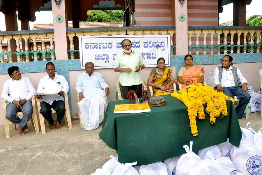 ಕೌಜಲಗಿಯಲ್ಲಿ ಶುಕ್ರವಾರ ನಡೆದ ಜಾನಪದ ಕಲಾವಿದರಿಗೆ ದಿನಸಿ ಕಿಟ್ ವಿತರಣೆ ಕಾರ್ಯಕ್ರಮದಲ್ಲಿ ಡಾ.ಸಿ.ಕೆ. ನಾವಲಗಿ ಮಾತನಾಡಿದರು
