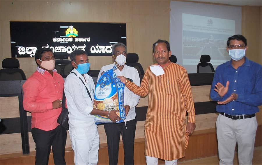 ಪತ್ರಕರ್ತರಿಗೆ ಆಹಾರಧಾನ್ಯ ಕಿಟ್ಗಳನ್ನು ಜಿಲ್ಲಾ ಉಸ್ತುವಾರಿ ಸಚಿವ ಪ್ರಭು ಬಿ.ಚವ್ಹಾಣ ಆಹಾರಧಾನ್ಯದ ಕಿಟ್ಗಳನ್ನು ವಿತರಿಸಿದರು