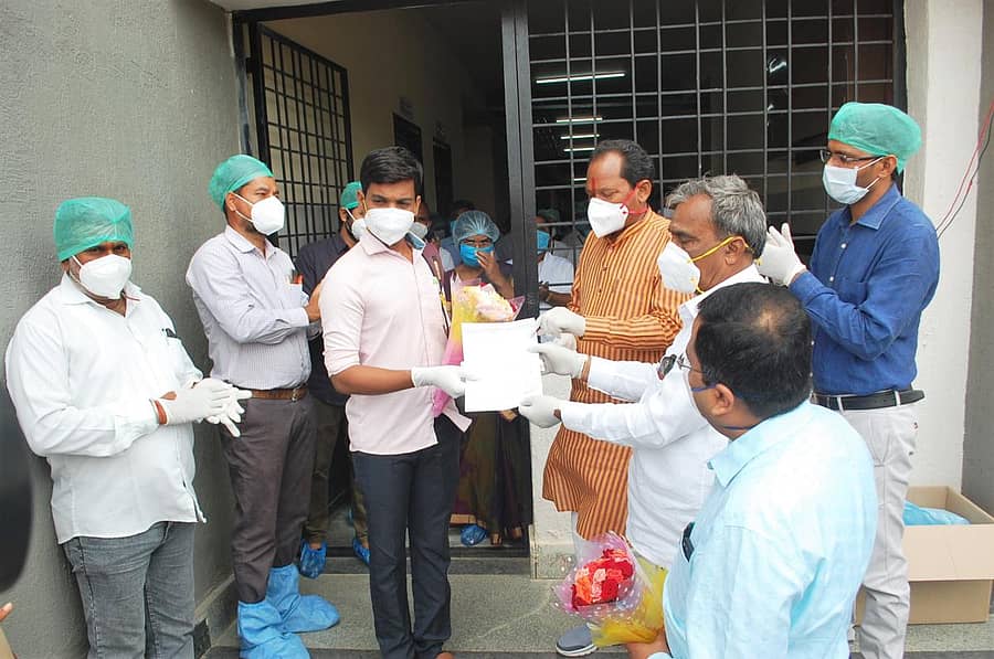 ಕೋವಿಡ್‍ನಿಂದ ಸಂಪೂರ್ಣ ಗುಣಮುಖನಾದ ವ್ಯಕ್ತಿಗೆ ಜಿಲ್ಲಾ ಉಸ್ತುವಾರಿ ಸಚಿವ ಪ್ರಭು ಚವ್ಹಾಣ‌ ಹೂಗುಚ್ಛ, ಪ್ರಮಾಣ ಪತ್ರ ನೀಡಿ ಬೀಳ್ಕೊಟ್ಟರು