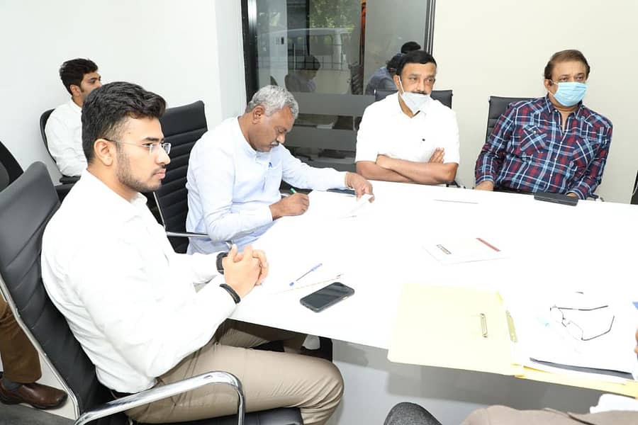 ಸಚಿವ ಎಸ್.ಟಿ. ಸೋಮಶೇಖರ್ ಅಧಿಕಾರಿಗಳ ಸಭೆ ನಡೆಸಿದರು. ಸಂಸದ ತೇಜಸ್ವಿ ಸೂರ್ಯ ಇದ್ದಾರೆ