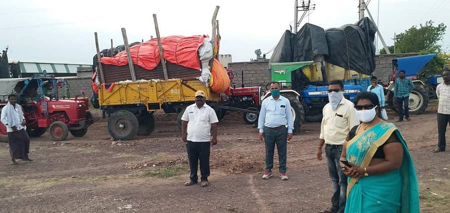 ಜೇವರ್ಗಿಯ ಮಂಜೀತ್ ಕಾಟನ್ ಮಿಲ್ಗೆ ಬಂದ ರೈತರ ಹತ್ತಿ ತಿಂಬಿದ ವಾಹನಗಳನ್ನು ಶೈಲಜಾ ಗುರುವಾರ ಪರಿಶೀಲಿಸಿದರು