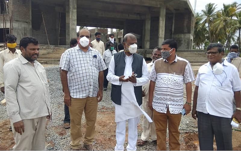 ಮಾಜಿ ಸಚಿವ ಎಚ್. ಆಂಜನೇಯ ಮಹರ್ಷಿ ಮಾತಂಗ ಮುನಿ ಅವರ ಸಮುದಾಯ ಭವನದ ಕಾಮಗಾರಿ ಪರಿಶೀಲನೆ ನಡೆಸಿದರು.