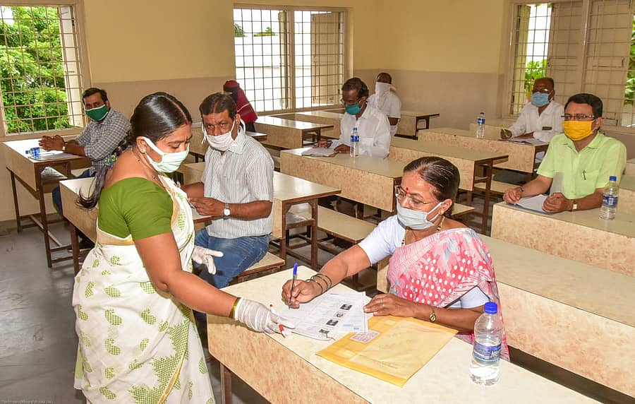 ಕಲಬುರ್ಗಿಯ ಶರಭಯ್ಯ ಗಾಧಾ ಕನ್ಯಾಪ್ರೌಢಶಾಲೆಯಲ್ಲಿ ಶನಿವಾರ ನಡೆದ ಎಸ್ಸೆಸ್ಸೆಲ್ಸಿ ಪರೀಕ್ಷಾ ತಯಾರಿಯ ಅಣಕು ಪ್ರದರ್ಶನದಲ್ಲಿ ಕೇಂದ್ರಗಳ ಮುಖ್ಯ ಅಧೀಕ್ಷಕರೇ ವಿದ್ಯಾರ್ಥಿಗಳಾಗಿ ಪಾತ್ರ ನಿರ್ವಹಿಸಿದರು