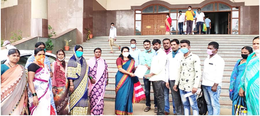 ಬಾಗಲಕೋಟೆಯಲ್ಲಿ ಹೊರಗುತ್ತಿಗೆ ನೌಕರರ ಬೇಡಿಕೆ ಈಡೇರಿಕೆಗೆ ಆಗ್ರಹಿಸಿ ಇತ್ತೀಚೆಗೆ ಜಿಲ್ಲಾ ಪಂಚಾಯ್ತಿ ಮುಖ್ಯ ಕಾರ್ಯನಿರ್ವಹಣಾಧಿಕಾರಿ ಗಂಗೂಬಾಯಿ ಮಾನಕರ ಅವರಿಗೆ ಮನವಿ ಸಲ್ಲಿಸಲಾಯಿತು