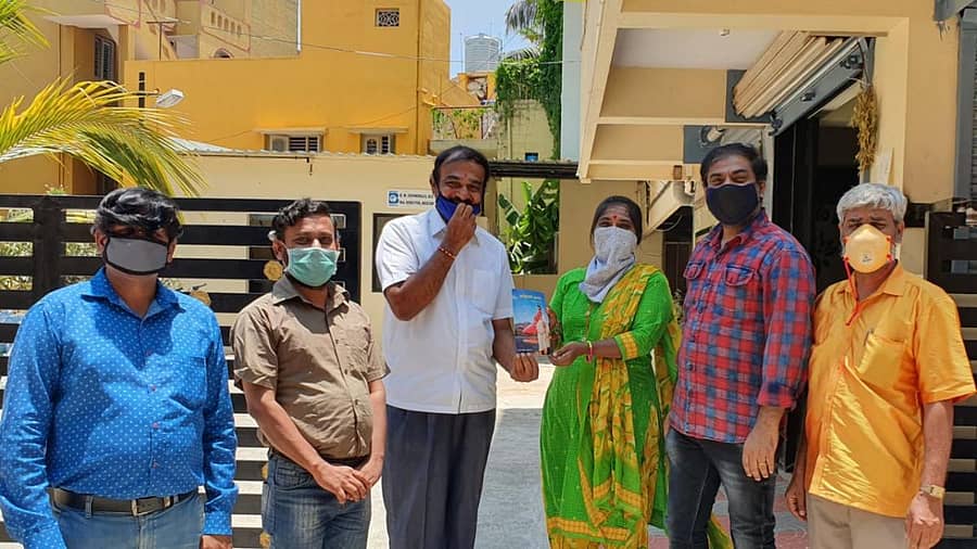 ಕನ್ನಡ ಸಾಹಿತ್ಯ ಪರಿಷತ್ತಿನ ದಾಸರಹಳ್ಳಿ ವಿಧಾನ ಸಭಾ ಕ್ಷೇತ್ರ ಘಟಕದ ಅಧ್ಯಕ್ಷ ವೈ.ಬಿ.ಎಚ್.ಜಯದೇವ (ಎಡದಿಂದ ಮೂರನೆಯವರು) ಅವರು ಘಟಕದ ಸದಸ್ಯರ ಜೊತೆ ಮಹಿಳೆಯೊಬ್ಬರಿಗೆ ಪುಸ್ತಕ ವಿತರಿಸಿದರು