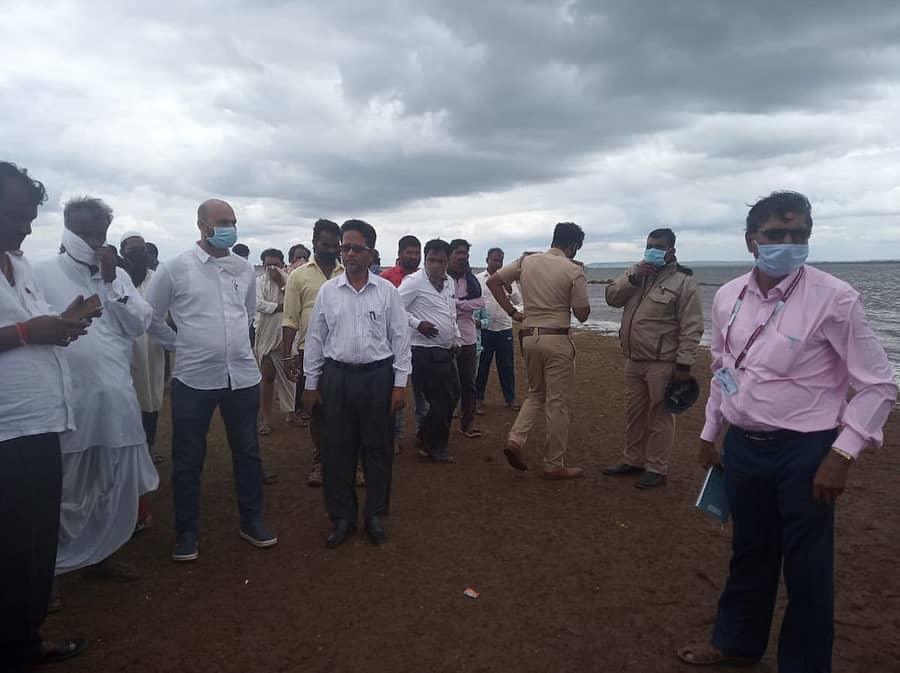 ಕೊಲ್ಹಾರ ತಾಲ್ಲೂಕಿನ ಸಿದ್ದನಾಥ ತಾಂಡಾ ನದಿ ದಡದಲ್ಲಿ ಮೀನುಗಾರರ ಮೃತದೇಹ ಪತ್ತೆಯಾದ ವೇಳೆ ತಹಶೀಲ್ದಾರ್ ಹಾಗೂ ಹಲವು ಅಧಿಕಾರಿಗಳು ಭೇಟಿ ನೀಡಿದರು