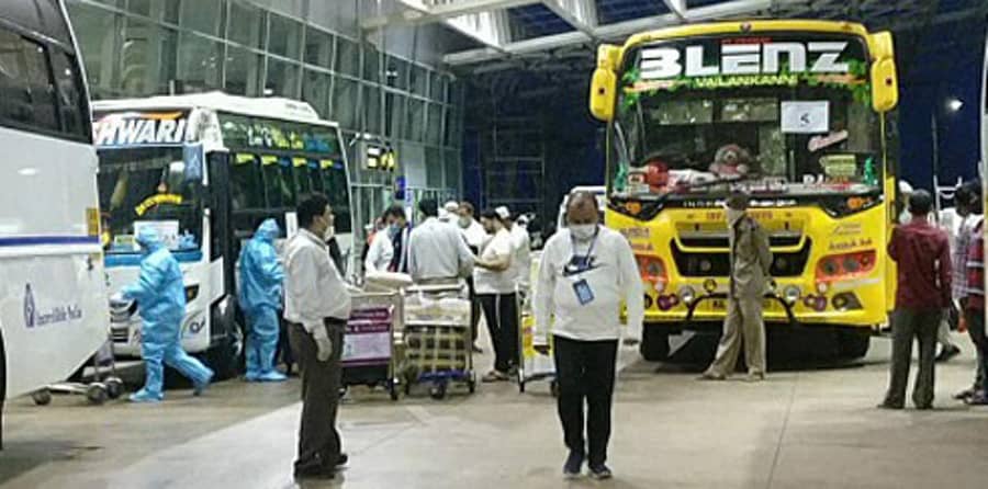 ಬಾಡಿಗೆ ವಿಮಾನದ ಮೂಲಕ ಮಂಗಳೂರಿಗೆ ಬಂದ ಜನರನ್ನು ಬಸ್‌ಗಳ ಮೂಲಕ ಭಟ್ಕಳಕ್ಕೆ ಕಳುಹಿಸಲಾಯಿತು.