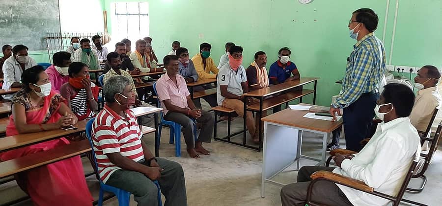 ಕೋಲಾರ ತಾಲ್ಲೂಕಿನ ಅರಾಭಿಕೊತ್ತನೂರು ಸರ್ಕಾರಿ ಪ್ರೌಢ ಶಾಲೆಯಲ್ಲಿ ಶನಿವಾರ ನಡೆದ ಎಸ್‌ಡಿಎಂಸಿ ಸಭೆಯಲ್ಲಿ ಮುಖ್ಯ ಶಿಕ್ಷಕ ಸಿ.ಎನ್.ಪ್ರದೀಪ್‌ಕುಮಾರ್‌ ಮಾತನಾಡಿದರು.