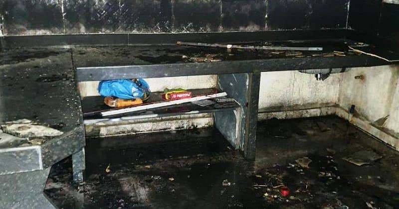 ಭಟ್ಕಳದ ಮುಖ್ಯ ರಸ್ತೆಯ ಮನೆಯೊಂದರಲ್ಲಿ ಭಾನುವಾರ ಬ್ಯಾಟರಿ ಸ್ಫೋಟಗೊಂಡು ಬೆಂಕಿ ಹೊತ್ತಿಕೊಂಡಿದ್ದರಿಂದ ಮನೆಯಲ್ಲಿದ್ದ ವಸ್ತುಗಳು ಸುಟ್ಟಿರುವುದು