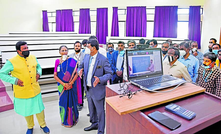 ನಗರದಲ್ಲಿ ಶನಿವಾರ ಕೃಷಿ ವಿಶ್ವವಿದ್ಯಾಲಯದಲ್ಲಿ ಆಯೋಜಿಸಿದ್ದ ಕಾರ್ಯಕ್ರಮದಲ್ಲಿ ಉದ್ಘಾಟನೆಗೊಂಡ ಕೃಷಿ ಮಹಾವಿದ್ಯಾಲಯದ ತರಗತಿ ಕೊಠಡಿಯಲ್ಲಿ ಆನ್ ಲೈನ್ ತರಗತಿ ನಡೆಯುತ್ತಿರುವ ದೃಶ್ಯ. ಕೃಷಿ ಸಚಿವ ಬಿ.ಸಿ ಪಾಟೀಲ್ ಮತ್ತು ಕೃಷಿ ವಿಶ್ವವಿದ್ಯಾಲಯ ಕುಲಪತಿ ಡಾ. ರಾಜೇಂದ್ರಪ್ರಸಾದ್ ಇದ್ದರು - –ಪ್ರಜಾವಾಣಿ ಚಿತ್ರ