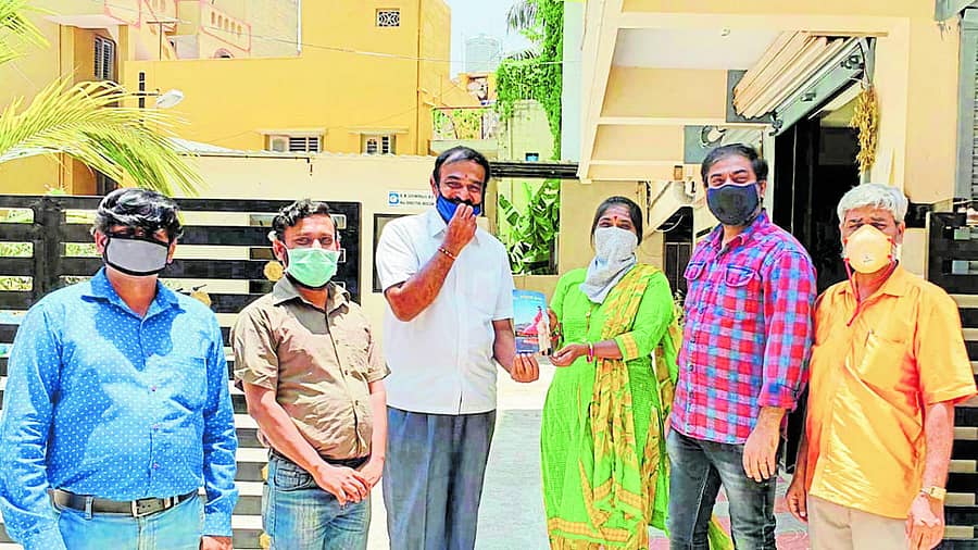 ಕನ್ನಡ ಸಾಹಿತ್ಯ ಪರಿಷತ್ತಿನ ದಾಸರಹಳ್ಳಿ ವಿಧಾನ ಸಭಾ ಕ್ಷೇತ್ರ ಘಟಕದ ಅಧ್ಯಕ್ಷ ವೈ.ಬಿ.ಎಚ್. ಜಯದೇವ (ಎಡದಿಂದ ಮೂರನೆಯವರು) ಅವರು ಘಟಕದ ಸದಸ್ಯರ ಜೊತೆ ಮಹಿಳೆಯೊಬ್ಬರಿಗೆ ಪುಸ್ತಕ ವಿತರಿಸಿದರು