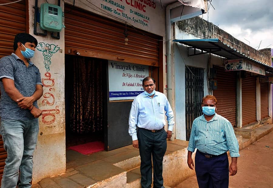 ಚಿಟಗುಪ್ಪ ಪಟ್ಟಣದ ಖಾಸಗಿ ಆಸ್ಪತ್ರೆಗಳಿಗೆ ಜಿಲ್ಲಾ ಆರೋಗ್ಯ ಮತ್ತು ಕುಟುಂಬ ಕಲ್ಯಾಣ ಅಧಿಕಾರಿ ಡಾ.ವಿ.ಜಿ.ರೆಡ್ಡಿ ಭೇಟಿ ನೀಡಿ ಪರಿಶೀಲಿಸಿದರು