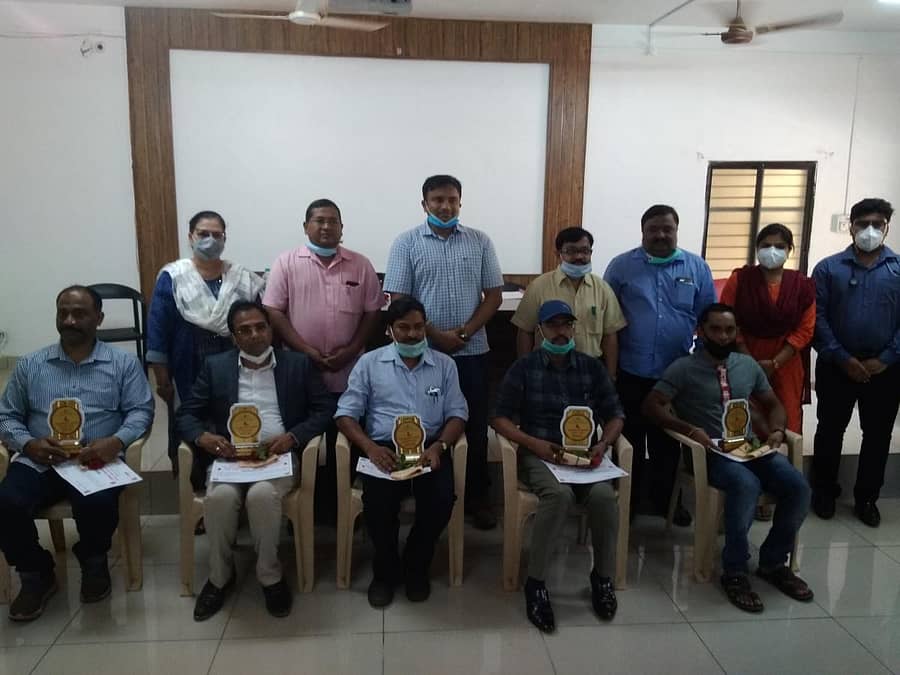 ಬೆಳಗಾವಿಯಲ್ಲಿ ಜಿಲ್ಲಾಡಳಿತದಿಂದ ಭಾನುವಾರ ನಡೆದ ವಿಶ್ವ ರಕ್ತದಾನಿಗಳ ದಿನಾಚರಣೆ ಕಾರ್ಯಕ್ರಮದಲ್ಲ ಹೆಚ್ಚು ಬಾರಿ ರಕ್ತ ದಾನ ಮಾಡಿದವರನ್ನು ಸನ್ಮಾನಿಸಲಾಯಿತು