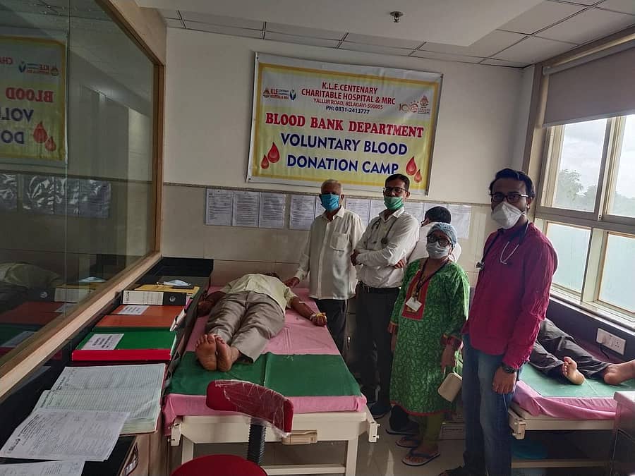 ಬೆಳಗಾವಿಯ ಕೆಎಲ್ಇ ಶತಮಾನೋತ್ಸವ ಚಾರಿಟಬಲ್ ಆಸ್ಪತ್ರೆಯಲ್ಲಿ ಭಾನುವಾರ ನಡೆದ ವಿಶ್ವ ರಕ್ತ ದಾನಿಗಳ ದಿನದ ಅಂಗವಾಗಿ ಶಿಬಿರ ನಡೆಯಿತು