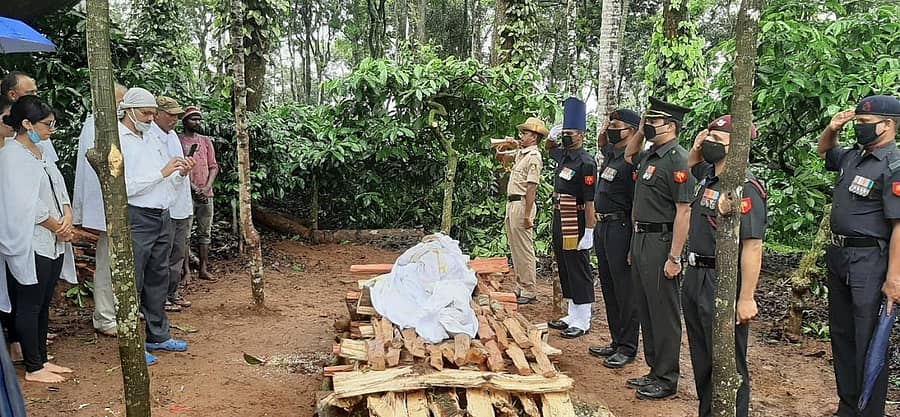 ವಿರಾಜಪೇಟೆಯಲ್ಲಿ ಭಾನುವಾರ ನಿವೃತ್ತ ಲೆ.ಜ.ಕೋದಂಡ ಸೋಮಣ್ಣ ಅವರ ಅಂತ್ಯಕ್ರಿಯೆ ನಡೆಯಿತು (ಎಡಚಿತ್ರ) ಅಂತ್ಯಕ್ರಿಯೆಲ್ಲಿ ಭಾಗವಹಿಸಿದ್ದ ಬಂಧುಗಳು