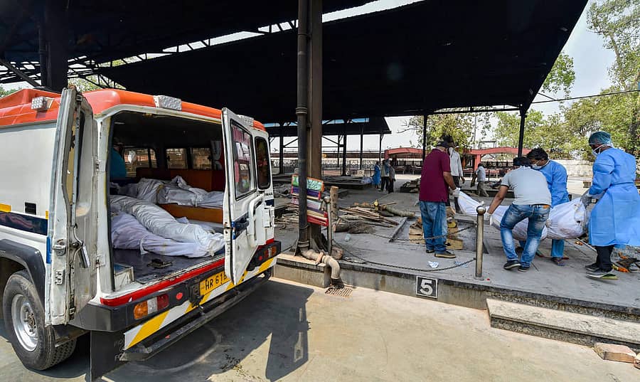 ದೆಹಲಿಯಲ್ಲಿ ಭಾನುವಾರ ಕೋವಿಡ್ನಿಂದ ಮೃತಪಟ್ಟ ರೋಗಿಗಳ ಶವಗಳ ಅಂತ್ಯಸಂಸ್ಕಾರ ನೆರವೇರಿಸಲು ಚಿತಾಗಾರಕ್ಕೆ ತಂದ ವೈದ್ಯಕೀಯ ಸಿಬ್ಬಂದಿ –ಪಿಟಿಐ ಚಿತ್ರ