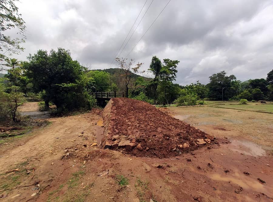 ಕಾರವಾರ ತಾಲ್ಲೂಕಿನ ನಗೆಯಲ್ಲಿ ಹಳ್ಳಕ್ಕೆ ನಿರ್ಮಿಸಿದ ಕಿರುಸೇತುವೆಗೆ ದಾರಿ ಸೇರುವಲ್ಲಿ ಮಣ್ಣು ಹಾಕಲಾಗಿದ್ದು, ಮಳೆಗೆ ಕೆಸರಾಗಿದೆ.
