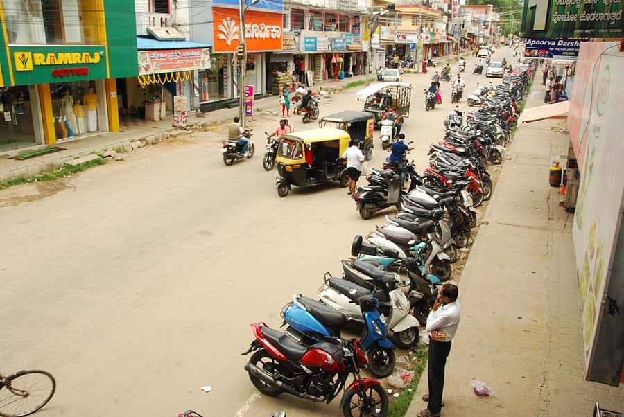 ಮಂಡ್ಯದ ವಿವಿ ರಸ್ತೆಯಲ್ಲಿ ಒಂದೇ ಕಡೆ ವಾಹನಗಳನ್ನು ನಿಲ್ಲಿಸಿರುವುದು
