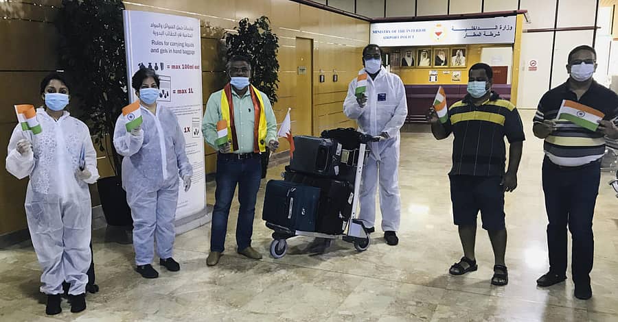 ಬಹ್ರೈನ್ನಿಂದ ತಾಯ್ನಾಡಿಗೆ ಹೊರಡುವ ಮುನ್ನ ಭಾರತದ ಧ್ವಜ ಪ್ರದರ್ಶಿಸಿದ ಕನ್ನಡಿಗರು