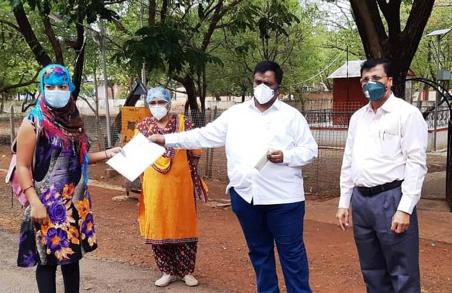 ಬಾಗಲಕೋಟೆ ಜಿಲ್ಲಾ ಆಸ್ಪತ್ರೆಯಿಂದ ಬಿಡುಗಡೆಯಾದ ಯುವತಿಗೆ ಜಿಲ್ಲಾ ಶಸ್ತ್ರಚಿಕಿತ್ಸಕ ಡಾ.ಪ್ರಕಾಶ ಬಿರಾದಾರ ಪ್ರಮಾಣಪತ್ರ ವಿತರಿಸಿದರು