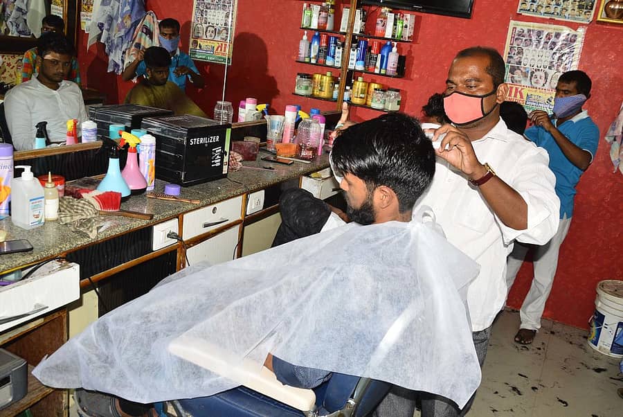 ಯಾದಗಿರಿಯ ಹೊಸಳ್ಳಿ ಕ್ರಾಸ್ ಬಳಿ ಇರುವ ಲಕ್ಷ್ಮಿ ಹೇರ್ ಡ್ರೆಸರ್ನಲ್ಲಿ ಬಳಸಿ ಬಿಸಾಡುವ ಬಟ್ಟೆ ಬಳಕೆ ಮಾಡಲಾಗುತ್ತಿದೆಪ್ರಜಾವಾಣಿ ಚಿತ್ರ: ರಾಜಕುಮಾರ ನಳ್ಳಿಕರ